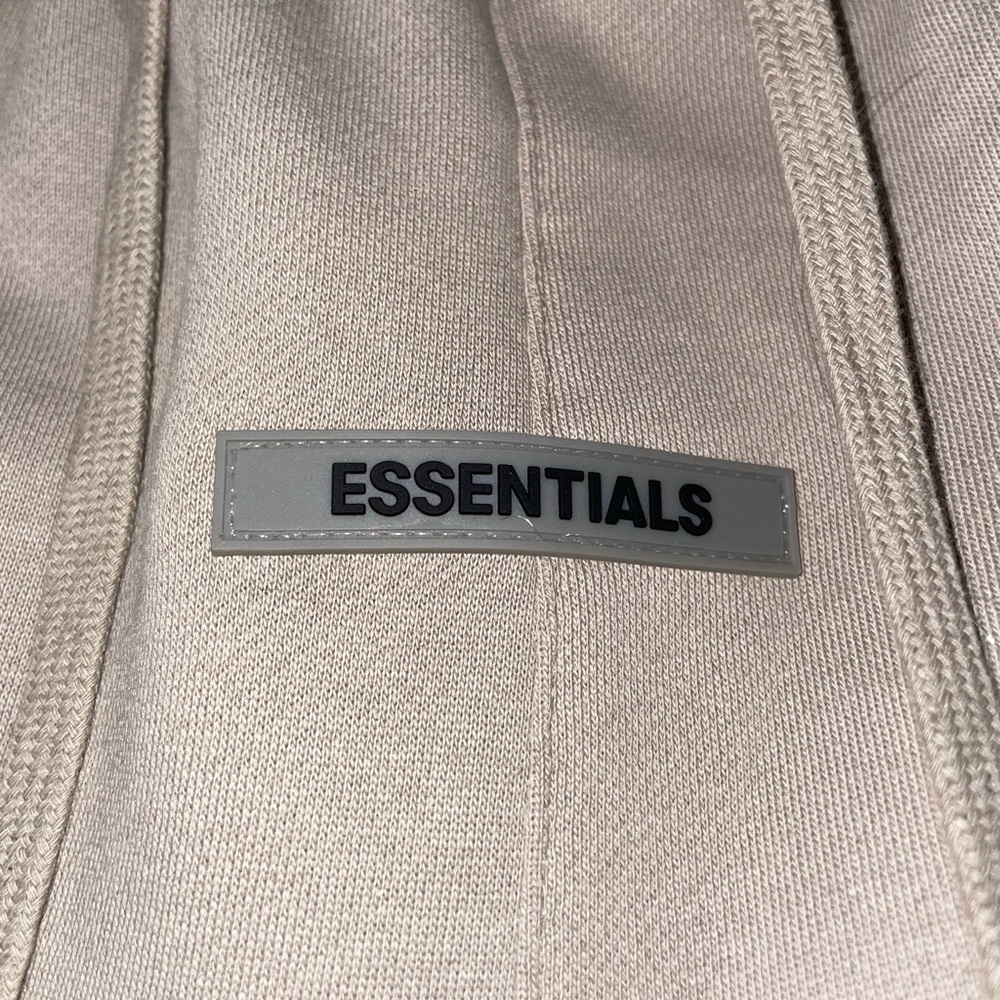 Essentials Shorts - Picture 3 of 3